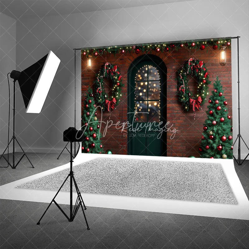 Aperturee - Aperturee Christmas Front Door Backdrop Red Brick Wall Wreath Photography Background Winter Snow Entrance Holiday Party
