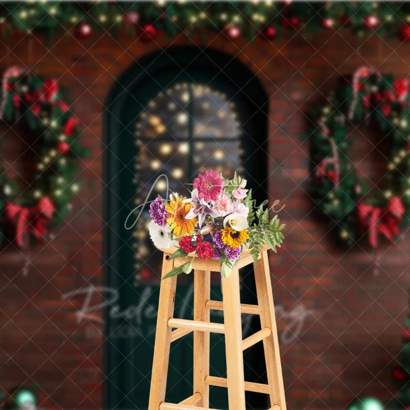 Aperturee - Aperturee Christmas Front Door Backdrop Red Brick Wall Wreath Photography Background Winter Snow Entrance Holiday Party