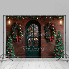 Aperturee - Aperturee Christmas Front Door Backdrop Red Brick Wall Wreath Photography Background Winter Snow Entrance Holiday Party