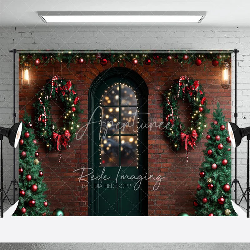 Aperturee - Aperturee Christmas Front Door Backdrop Red Brick Wall Wreath Photography Background Winter Snow Entrance Holiday Party