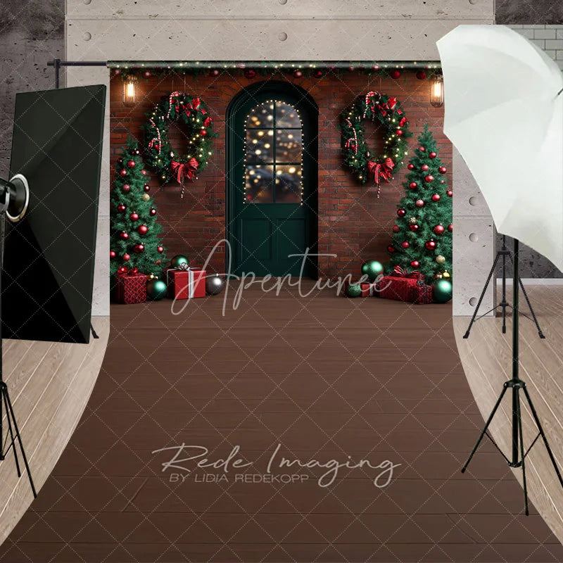 Aperturee - Aperturee Christmas Front Door Sweep Backdrop Red Brick Wall Wreath Photography Background Winter Snow Entrance Holiday Party