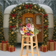 Aperturee - Aperturee Christmas Vintage Camper Photography Backdrop Retro Trailer in a Snowy Forest Holiday Mini Session Background