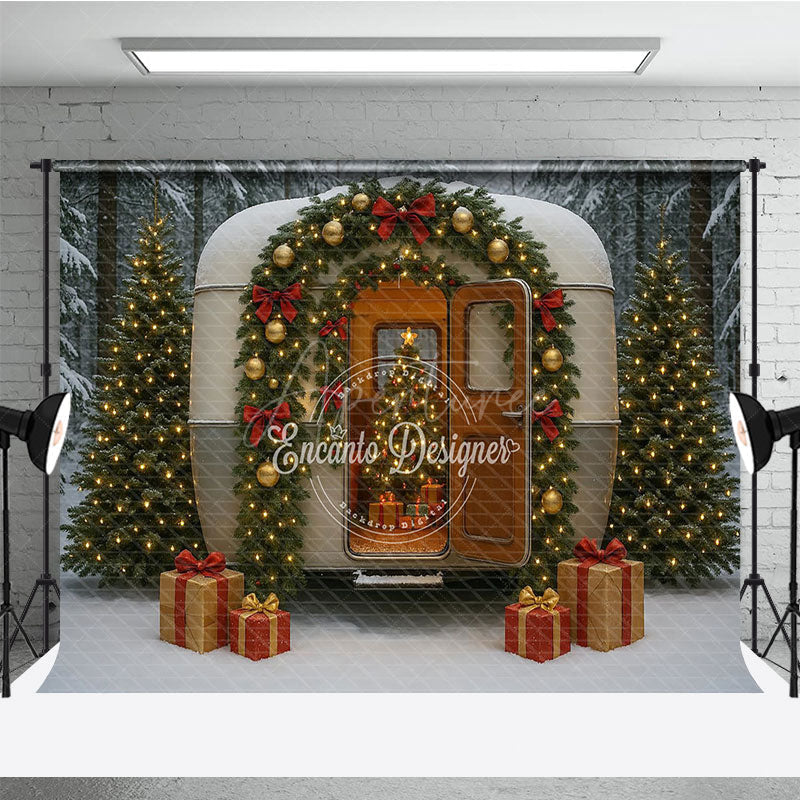 Aperturee - Aperturee Christmas Vintage Camper Photography Backdrop Retro Trailer in a Snowy Forest Holiday Mini Session Background