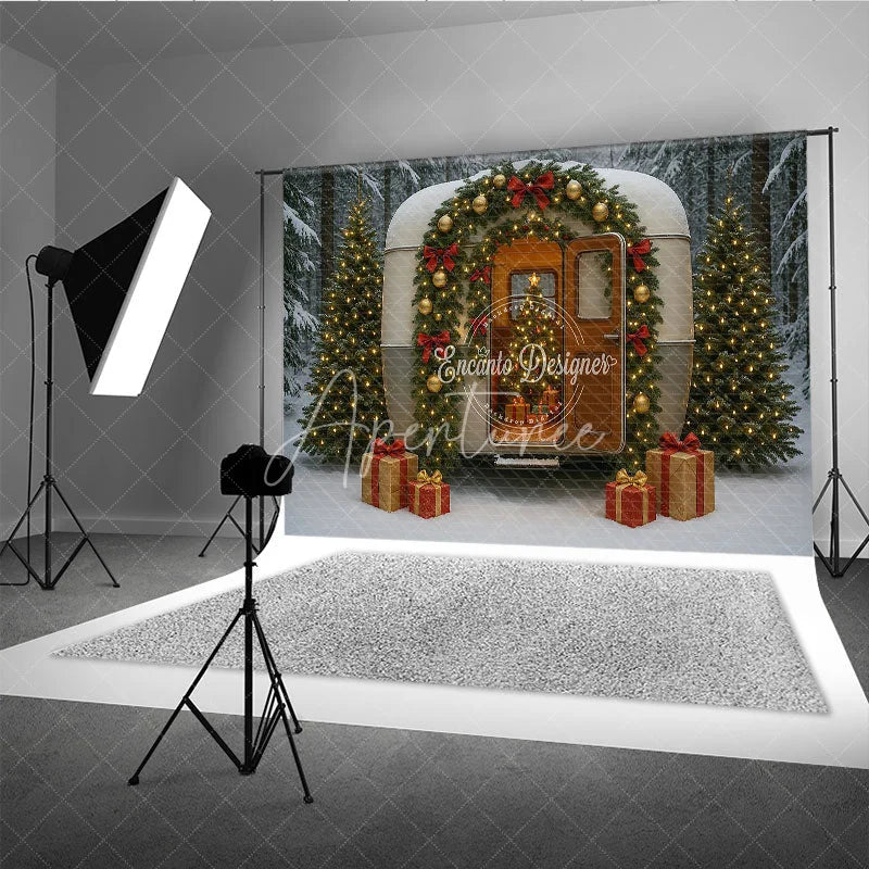 Aperturee - Aperturee Christmas Vintage Camper Photography Backdrop Retro Trailer in a Snowy Forest Holiday Mini Session Background