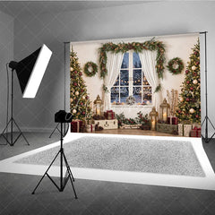 Aperturee - Aperturee Cozy Christmas Tree and Window Holiday Backdrop Festive Winter Wonderland Scene with Gifts and Lanterns