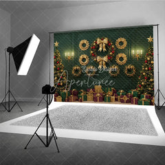 Aperturee - Aperturee Elegant Green and Gold Christmas Photography Backdrop Classic Wall with Wreaths Holiday Trees Photo Background