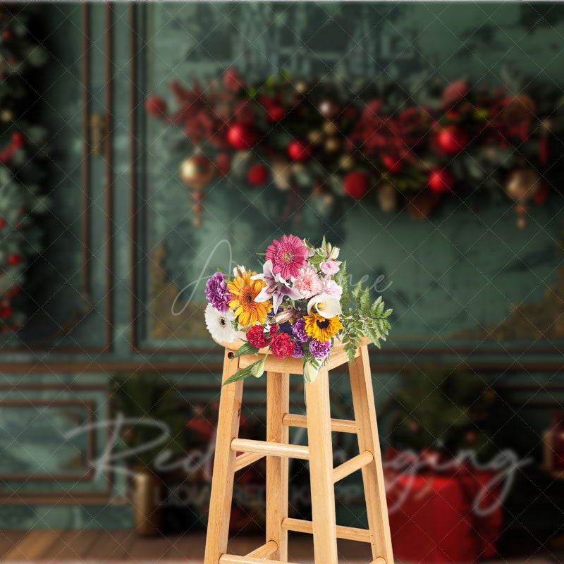 Aperturee - Aperturee Elegant Green and Gold Christmas Photography Backdrop Vintage Room with Garland Holiday Photo Background