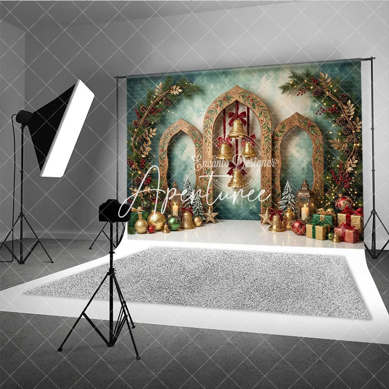 Aperturee - Aperturee Elegant Green and Gold Wooden Arch Holiday Backdrop with Golden Bells Pine Garlands and Festive Ornaments