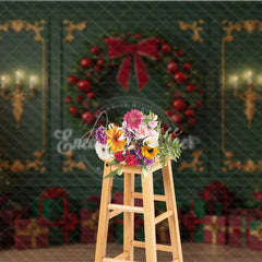 Aperturee - Aperturee Elegant Green and Red Christmas Photography Backdrop Classic Wall with Gold Accents Holiday Photo Background
