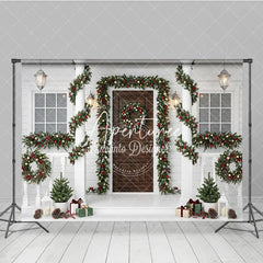Aperturee - Aperturee Festive Winter Holiday Porch Backdrop with Green Garlands Red Berries Gold Ornaments and Warm Lights
