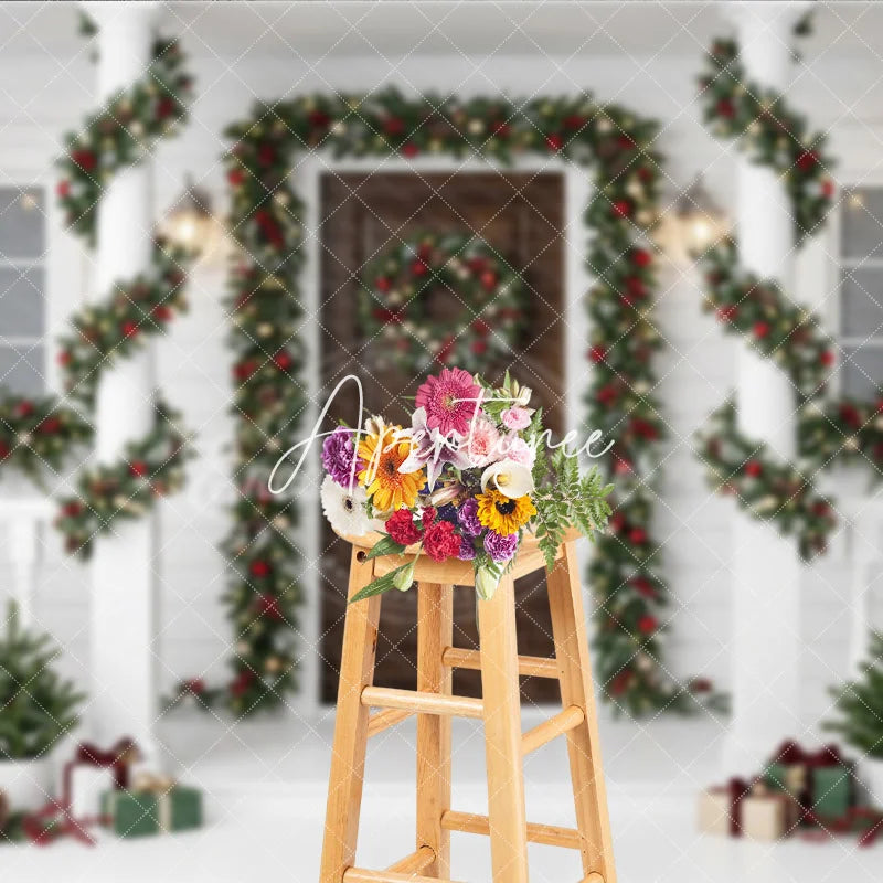 Aperturee - Aperturee Festive Winter Holiday Porch Backdrop with Green Garlands Red Berries Gold Ornaments and Warm Lights