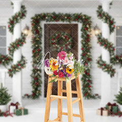 Aperturee - Aperturee Festive Winter Holiday Porch Backdrop with Green Garlands Red Berries Gold Ornaments and Warm Lights