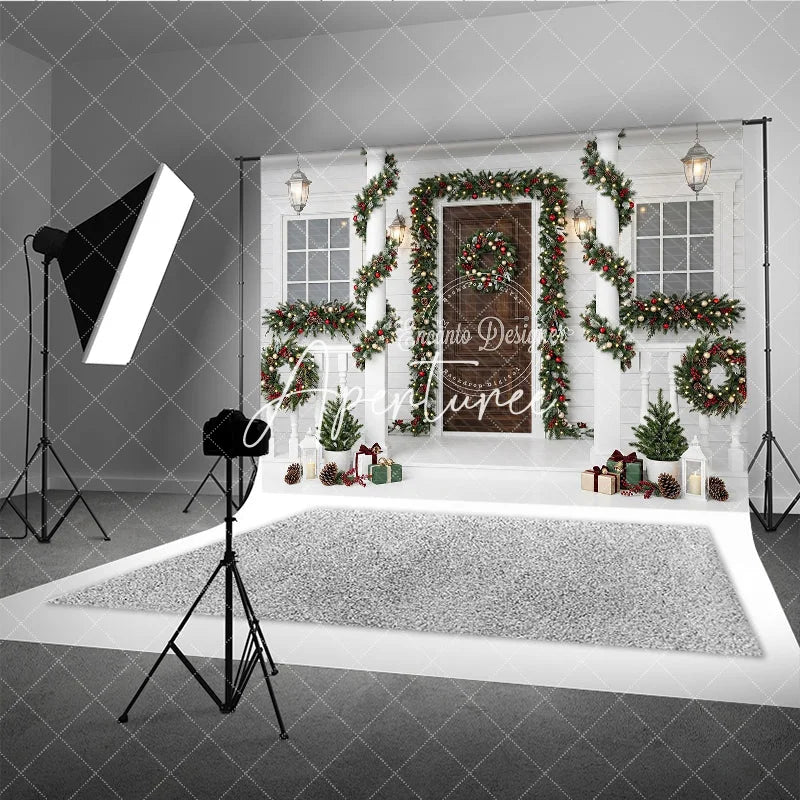 Aperturee - Aperturee Festive Winter Holiday Porch Backdrop with Green Garlands Red Berries Gold Ornaments and Warm Lights