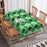 Aperturee - Aperturee Green and White Moroccan Trellis Rectangle Tablecloth with Distressed Texture Scalloped Edge for Dining Decor