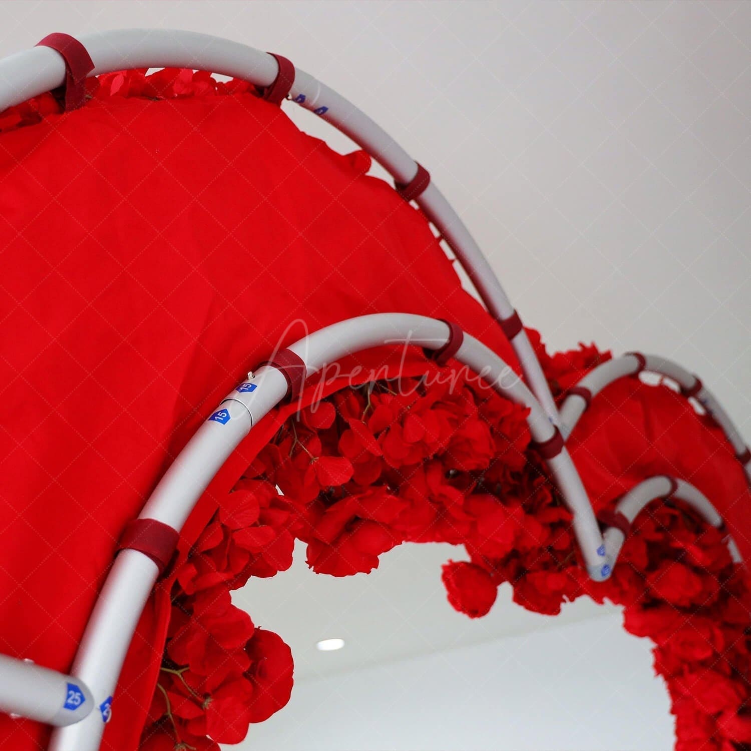 Aperturee - Aperturee Heart Shape Rose Artificial Flower Arch Fabric Wall