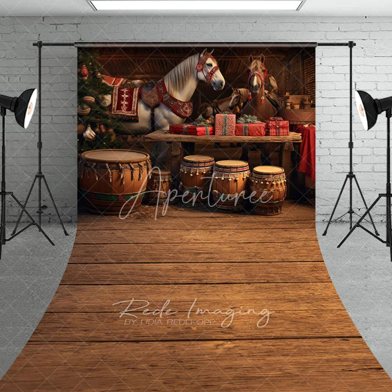 Aperturee - Aperturee Rustic Country Christmas Sweep Backdrop Festive Horses in a Barn with Drums Holiday Stable Floor Drop