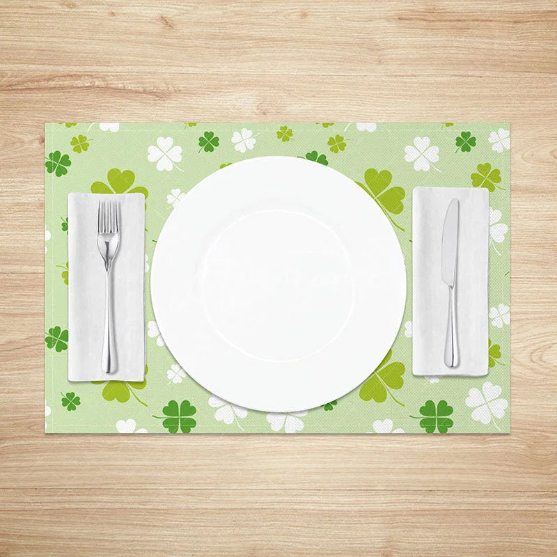 Aperturee - Aperturee Scattered Shamrock Pattern Set of 4 Placemats St. Patricks Day Green and White Clover Table Mats