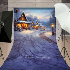 Aperturee - Aperturee Snowy Christmas Village Sweep Photo Backdrop Painted Cottages at Dusk Winter Wonderland Holiday Photo Prop