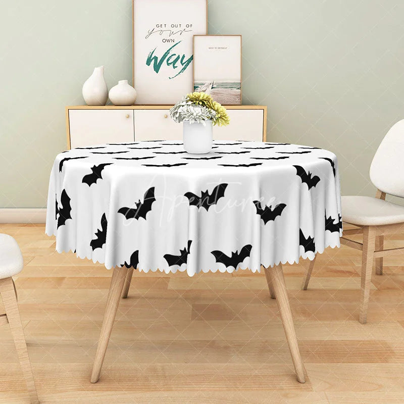 Aperturee - Aperturee White and Black Bat Pattern Halloween Round Tablecloth for Modern and Spooky Gothic Party Decor
