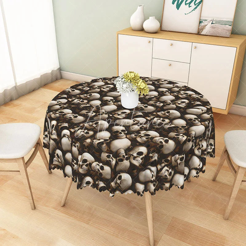 Aperturee - Aperturee Brown Heap of Skulls Halloween Round Tablecloth for Gothic Pirate and Spooky Themed Party Decor
