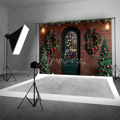 Aperturee - Aperturee Christmas Front Door Backdrop Red Brick Wall Wreath Photography Background Winter Snow Entrance Holiday Party