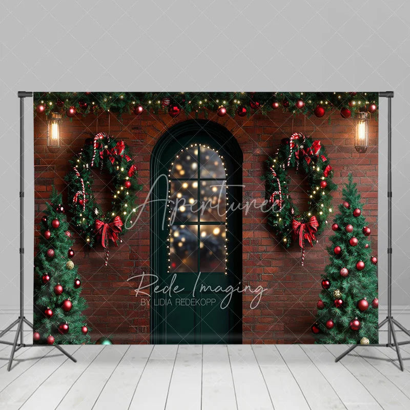 Aperturee - Aperturee Christmas Front Door Backdrop Red Brick Wall Wreath Photography Background Winter Snow Entrance Holiday Party