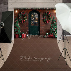 Aperturee - Aperturee Christmas Front Door Sweep Backdrop Red Brick Wall Wreath Photography Background Winter Snow Entrance Holiday Party