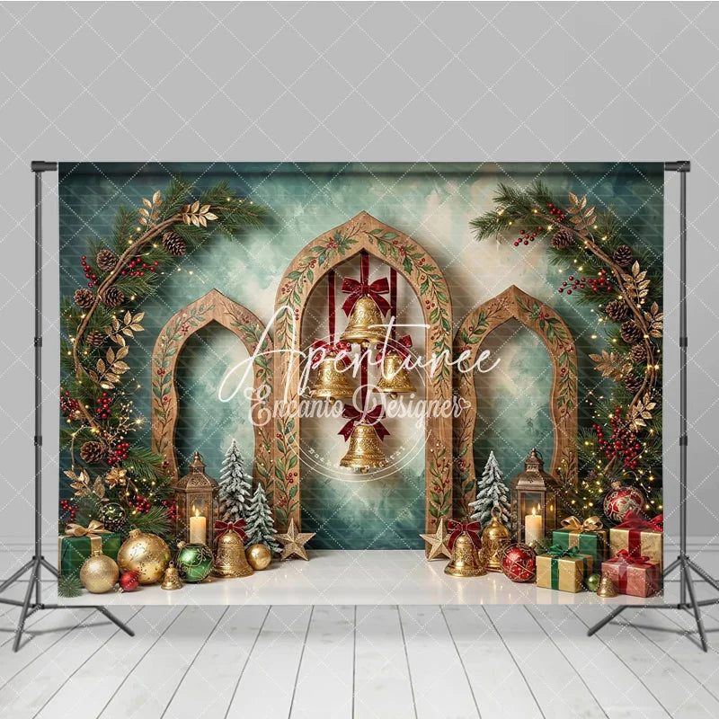 Aperturee - Aperturee Elegant Green and Gold Wooden Arch Holiday Backdrop with Golden Bells Pine Garlands and Festive Ornaments