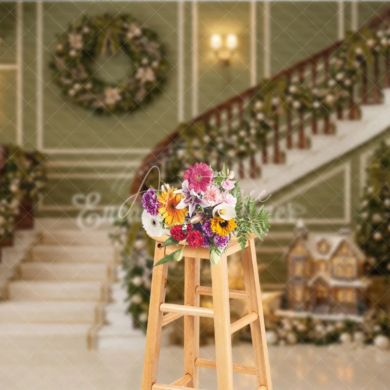 Aperturee - Aperturee Elegant Green Christmas Staircase Holiday Backdrop with Festive Garlands and Wreath Winter Decor