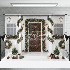 Aperturee - Aperturee Festive Winter Holiday Porch Backdrop with Green Garlands Red Berries Gold Ornaments and Warm Lights