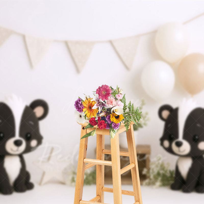 Aperturee - Aperturee Floral Little Raccoon Balloon Cake Smash Backdrop
