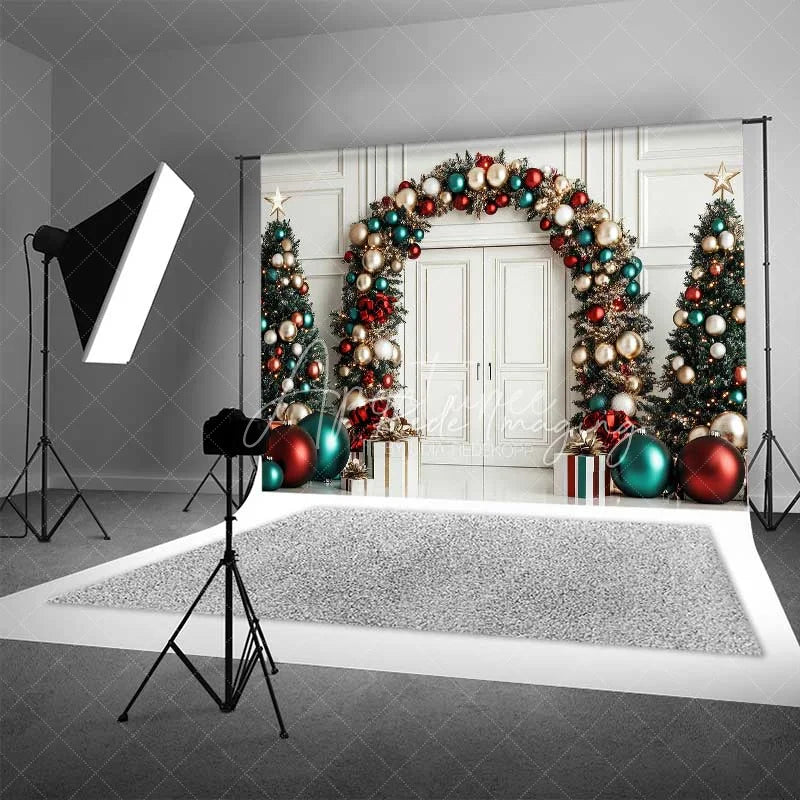 Aperturee - Aperturee Luxury Christmas Door Backdrop Red Green Gold Ornament Arch White Paneling Tree Photo Background