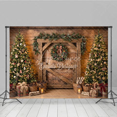 Aperturee - Aperturee Rustic Barn Door Holiday Backdrop with Decorated Christmas Trees Festive Wreath and Cozy Gifts Scene