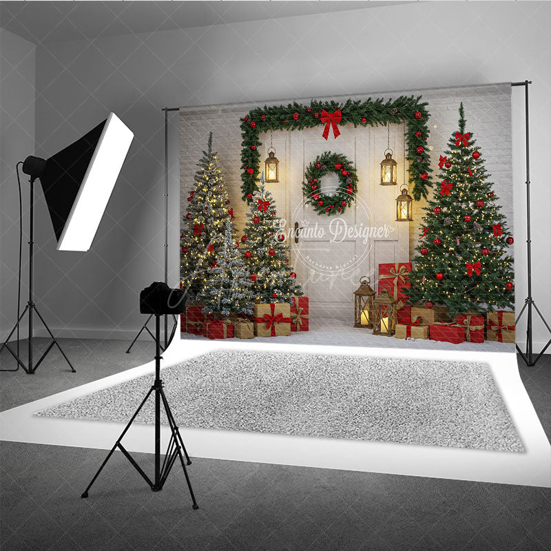 Aperturee - Aperturee Rustic White Door Christmas Photography Backdrop Red and Green Garland with Lanterns Holiday Photo Background