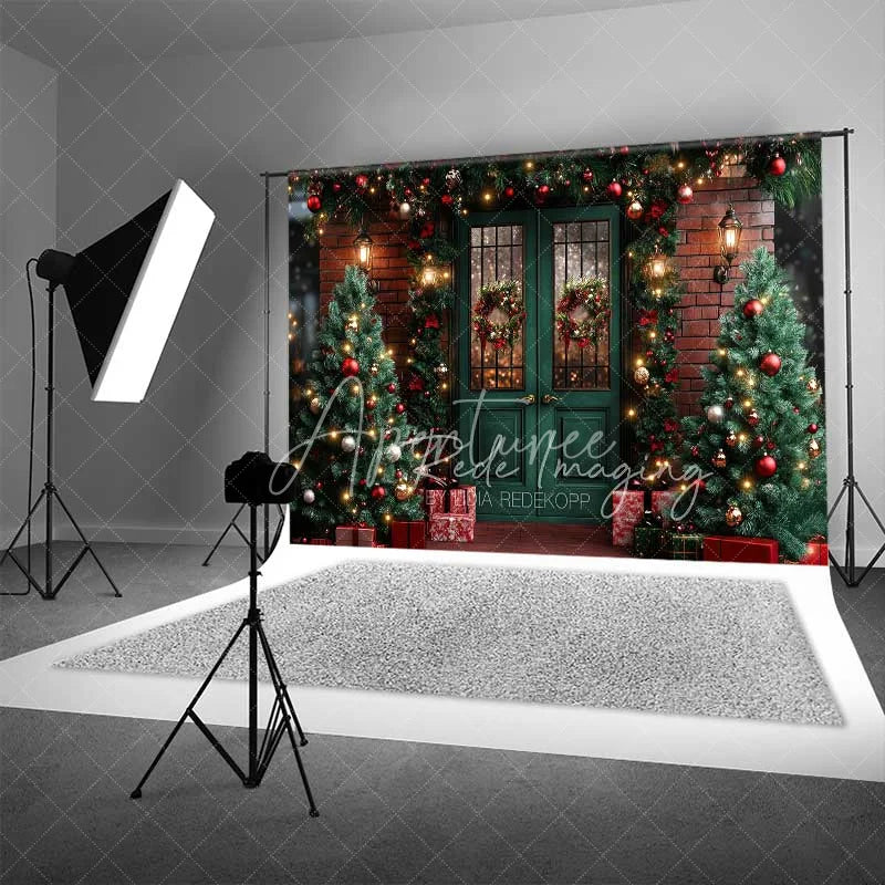 Aperturee - Aperturee Traditional Christmas Porch Backdrop Green Double Door Red Brick Wall Wreath Lights Photo Background