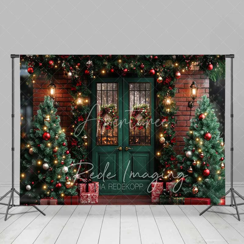 Aperturee - Aperturee Traditional Christmas Porch Backdrop Green Double Door Red Brick Wall Wreath Lights Photo Background