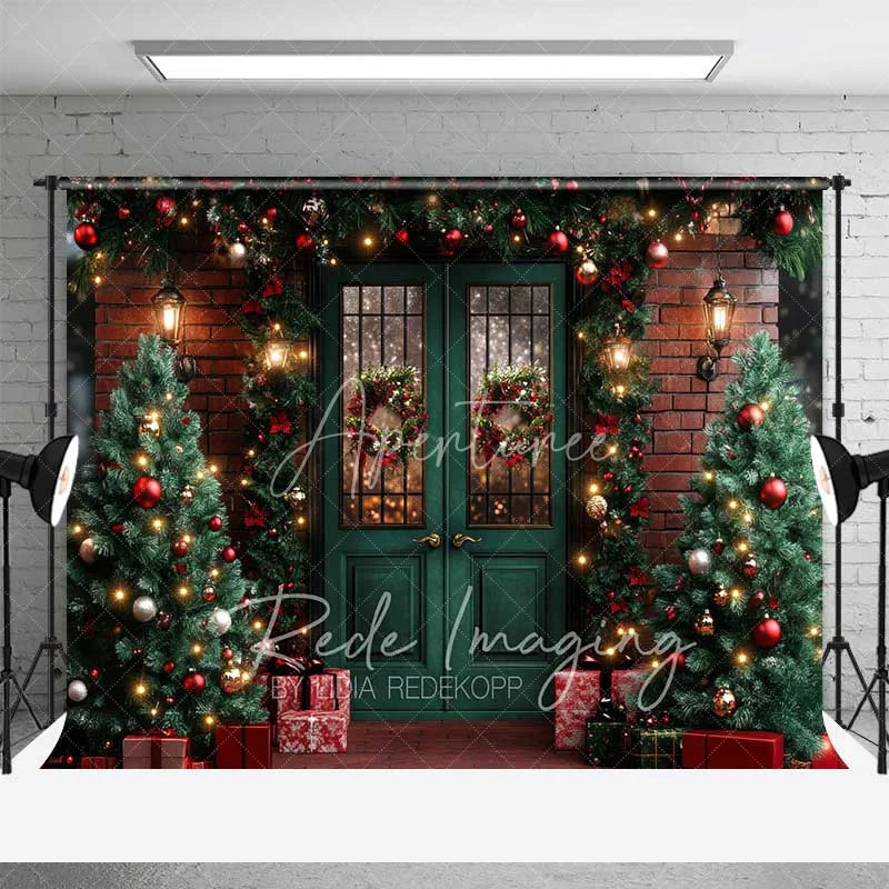 Aperturee - Aperturee Traditional Christmas Porch Backdrop Green Double Door Red Brick Wall Wreath Lights Photo Background
