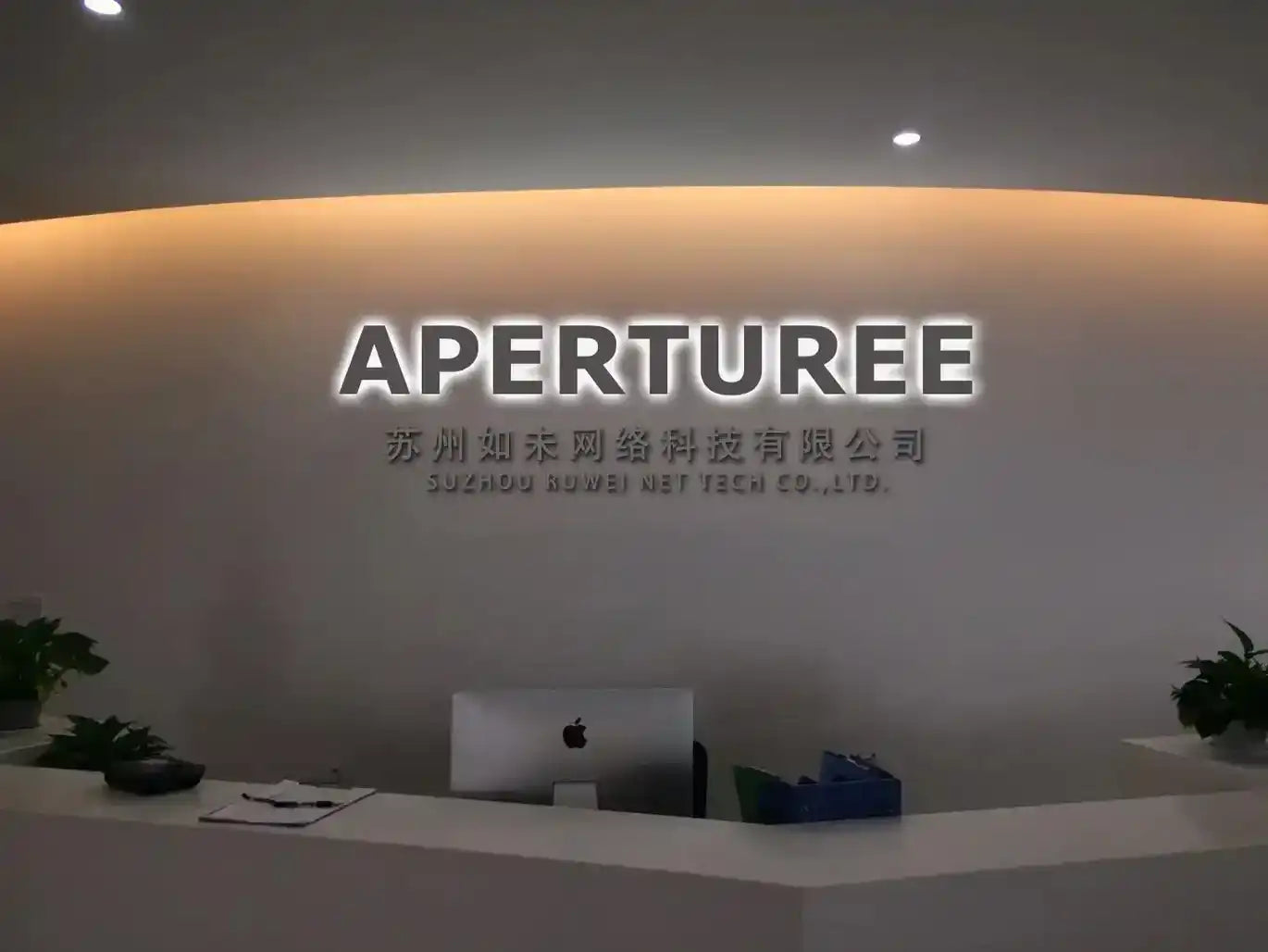 White apple imac computer on desk.